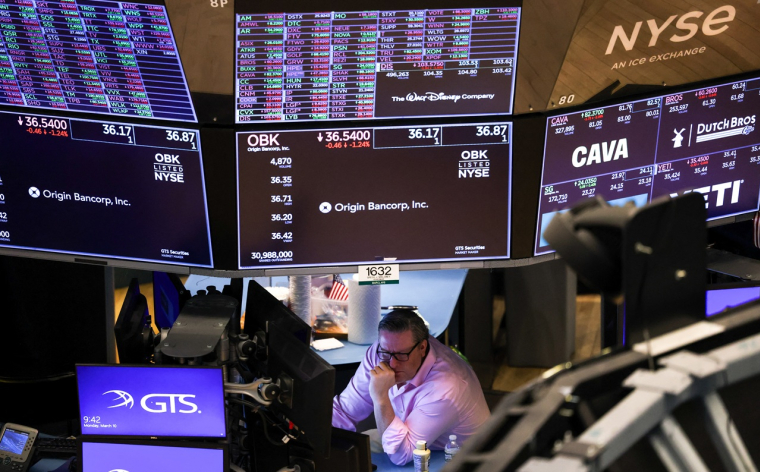 Un trader travaille sur le parquet de la Bourse de New York à l'ouverture des marchés le 10 mars. Les actions américaines ont lourdement chuté alors que les investisseurs s'inquiètent des incertitudes liées à la politique tarifaire de Donald Trump. (crédit : Charly Triballeau / AFP)