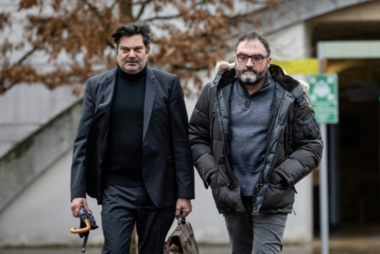 Frédéric Péchier (à droite) arrive au Palais de justice de Besançon aux côtés d'un de ses avocats, Randall Schwerdorffer, le 8 mars 2023 ( AFP / ARNAUD FINISTRE )