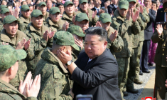 Le dirigeant nord-coréen Kim Jong Un (au centre) encourage des soldats nord-coréens lors de la cérémonie d'inauguration des travaux de construction du "Musée commémoratif des exploits militaires" à Pyongyang, le 23 octobre 2025 ( KCNA VIA KNS / STR )