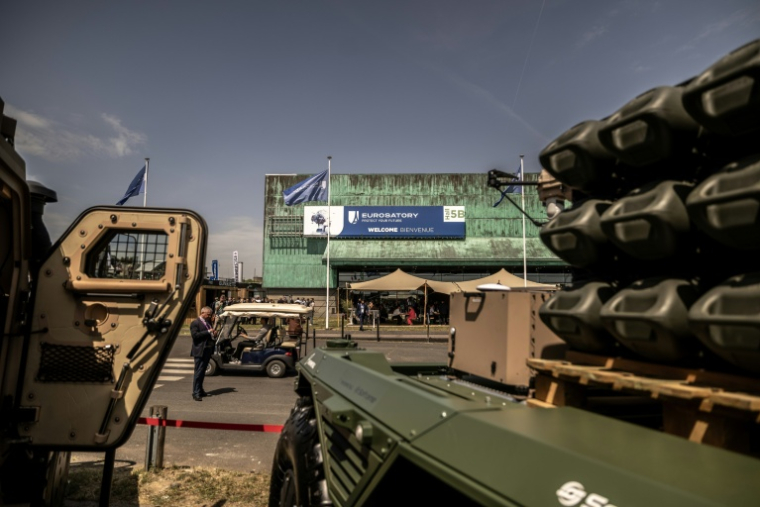Des visiteurs au salon Eurosatory, le 15 juin 2026 ( AFP / Guillaume BAPTISTE )
