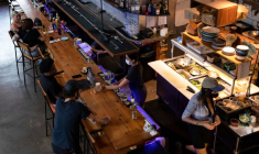 Photo d'archives des gens qui boivent et dînent dans le restaurant "Martha" à Philadelphie