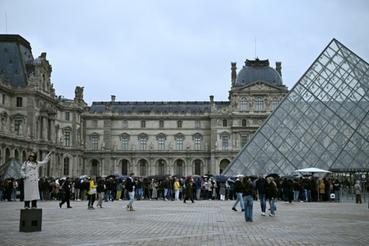Des touristes font la queue au musée du Louvres, le 20 octobre 2025 à Paris ( AFP / JULIEN DE ROSA )