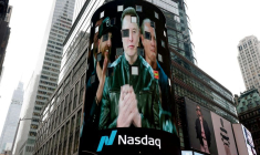 PHOTO D'ARCHIVES : Un panneau publicitaire de SpaceX est visible le jour de l'introduction en bourse de SpaceX au Nasdaq MarketSite, à New York.