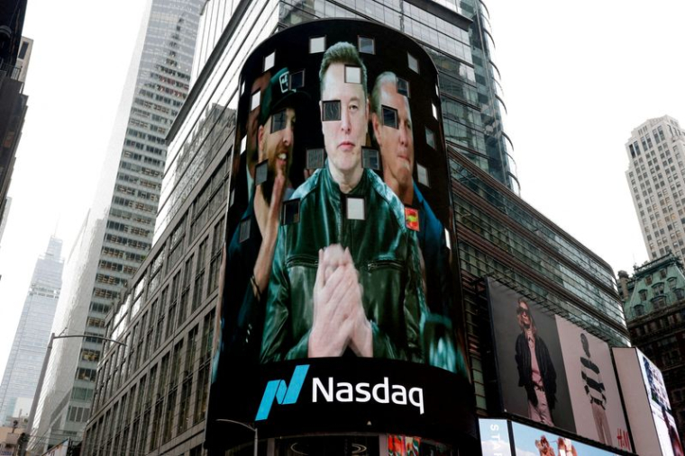 PHOTO D'ARCHIVES : Un panneau publicitaire de SpaceX est visible le jour de l'introduction en bourse de SpaceX au Nasdaq MarketSite, à New York.