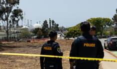 Deux membres des forces de l'ordre près de la mosquée de San Diego, en Californie, où trois personnes ont été tuées et où les deux tireurs présumés ont été retrouvés morts, le 18 mai 2026 ( AFP / Zoë Meyers )