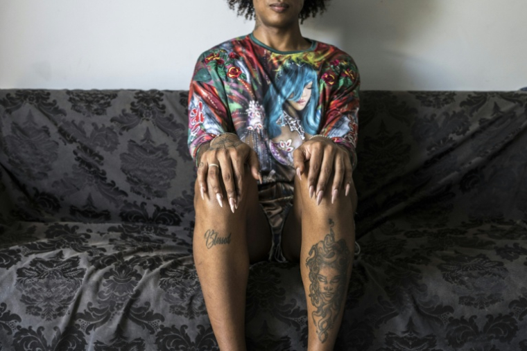 Le maquilleur professionnel Leonardo Oliveira pose pour un portrait dans son appartement à Mindelo, le 25 mai 2026 ( AFP / PATRICK MEINHARDT )