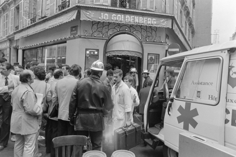 Des pompiers et des secouristes rue des Rosiers, à Paris, après que le restaurant traiteur franco-juif Jo Goldenberg a été attaqué par des hommes armés, le 9 août 1982 ( AFP / JACQUES DEMARTHON )
