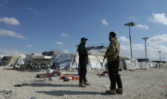 Des membres des forces gouvernementales syriennes sont positionnés dans le camp vide d'al-Hol, dans le nord-est de la Syrie, le 25 février 2026  ( AFP / Bakr ALkasem )