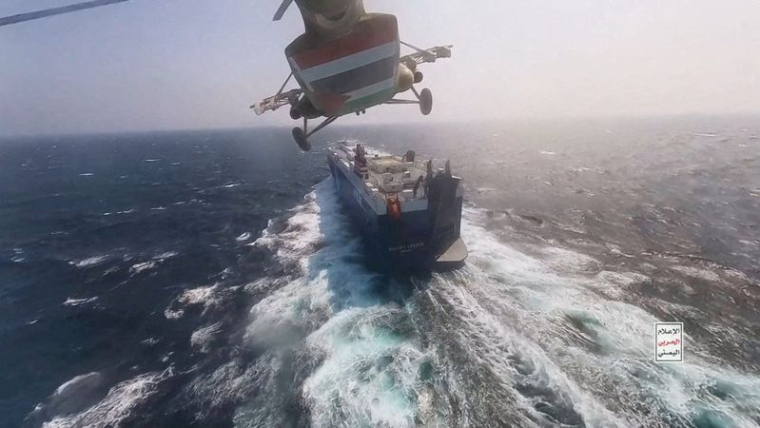 Hélicoptère militaire houthi au-dessus du cargo Galaxy Leader en mer Rouge