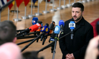 Le président ukrainien Volodymyr Zelensky fait une déclaration à la presse à son arrivée pour le sommet des dirigeants de l'UE, le 23 octobre 2025 à Bruxelles ( AFP / NICOLAS TUCAT )