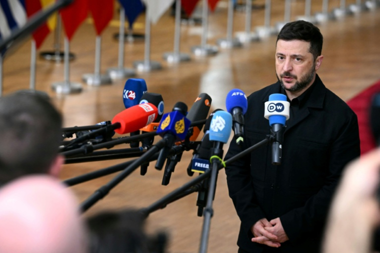 Le président ukrainien Volodymyr Zelensky fait une déclaration à la presse à son arrivée pour le sommet des dirigeants de l'UE, le 23 octobre 2025 à Bruxelles ( AFP / NICOLAS TUCAT )