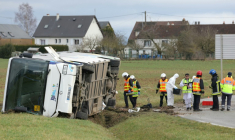 Un car scolaire renversé à Jallans, près de Châteaudun (Eure-et-Loir) le 30 janvier 2025, après l'accident qui a tué une lycéenne de 15 ans ( AFP / Thomas SAMSON )