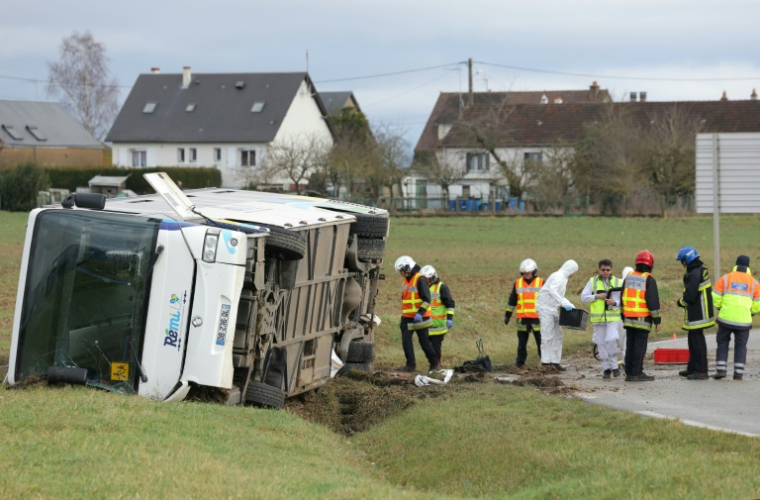 Un car scolaire renversé à Jallans, près de Châteaudun (Eure-et-Loir) le 30 janvier 2025, après l'accident qui a tué une lycéenne de 15 ans ( AFP / Thomas SAMSON )