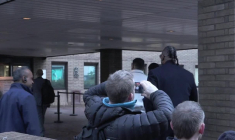 Accusé d'agression, le chanteur Chris Brown arrive au tribunal de Londres