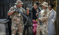 Des militaires de la Force de défense nationale d'Afrique du Sud (SANDF) près des lieux de la fusillade dans un bar de l'ouest de Johannesburg qui a fait 17 morts et 15 blessés, le 27 septembre 2026   ( AFP / EMMANUEL CROSET )