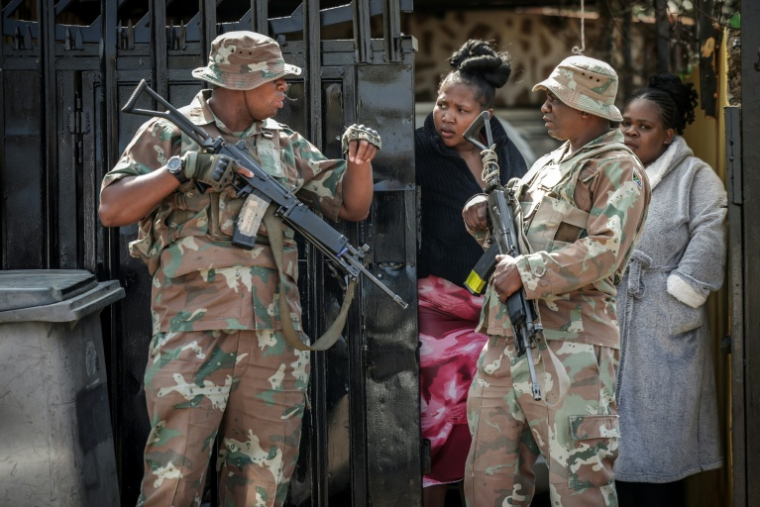 Des militaires de la Force de défense nationale d'Afrique du Sud (SANDF) près des lieux de la fusillade dans un bar de l'ouest de Johannesburg qui a fait 17 morts et 15 blessés, le 27 septembre 2026   ( AFP / EMMANUEL CROSET )