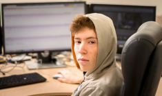 D'après la dernière étude Junior Connect de l'Ipsos, les 13-19 ans passeraient 15h11 en moyenne par semaine sur Internet. (crédit : Adobe Stock)