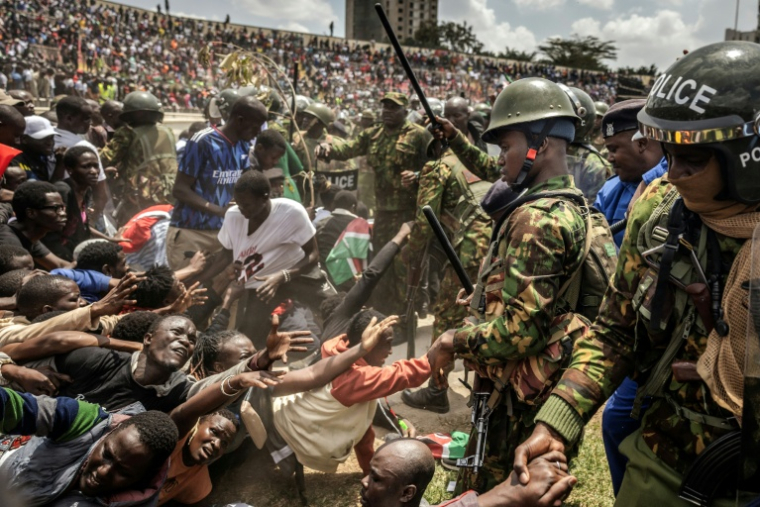 La police kényane contrôle la foule lors d'une bousculade aux funérailles de l'ex-Premier ministre Raila Odinga, le 17 octobre 2025 ( AFP / Luis TATO )