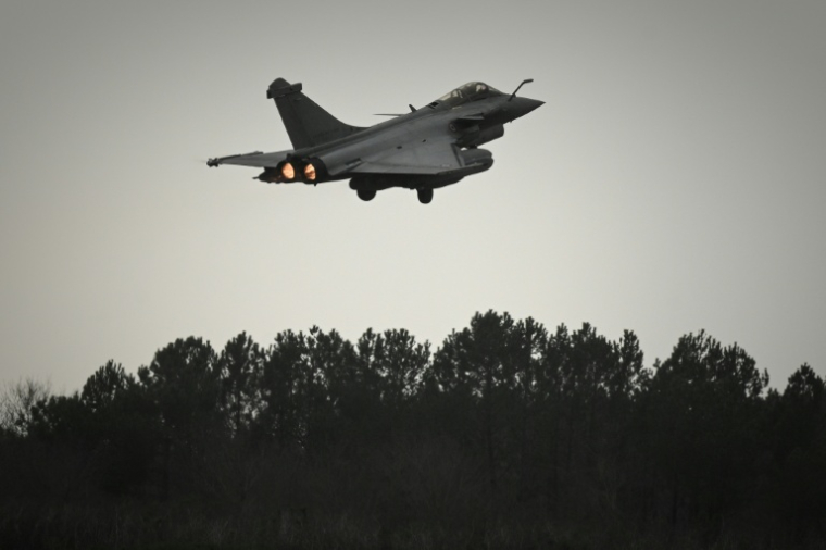 Un avion français Rafale, le 29 janvier 2026 sur la base aérienne de Cazaux, dans le sud-ouest de la France, lors de l'exercice TOPAZE ( AFP / Philippe LOPEZ )