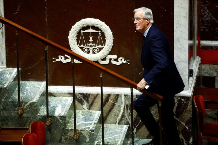 Le Premier ministre français Michel Barnier arrive pour prononcer un discours annonçant l'utilisation par le gouvernement français de l'article 49.3