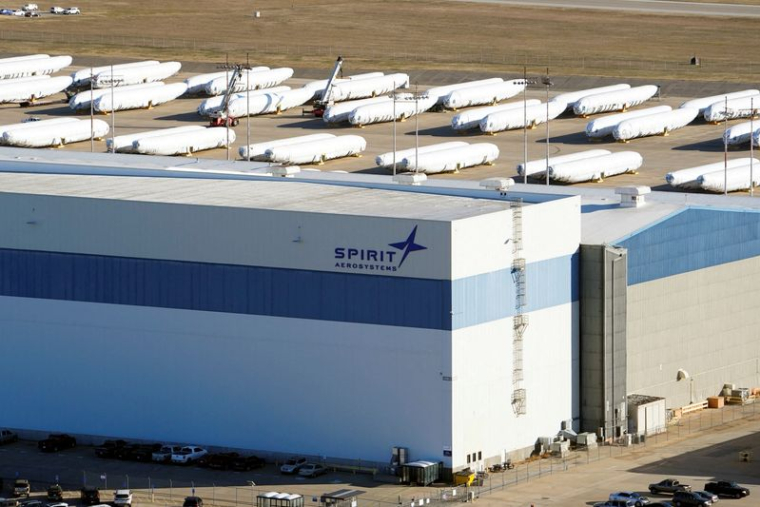 Des fuselages d'avions destinés à l'usine de production du 737 Max de Boeing attendent leur expédition au siège de Spirit AeroSystems à Wichita, Kansas