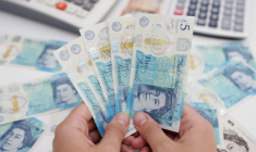L'illustration montre des billets de banque en livres sterling