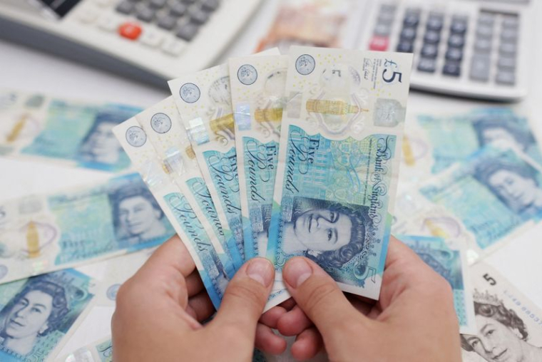 L'illustration montre des billets de banque en livres sterling