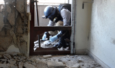 Un enquêteur de l'ONU collecte des échantillon dans la Ghouta, à Damas, en Syrie, le 29 août 2013. ( AMMAR AL-ARBINI / AMMAR AL-ARBINI )