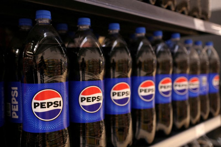 Des bouteilles de Pepsi sont présentées dans un rayon de supermarché