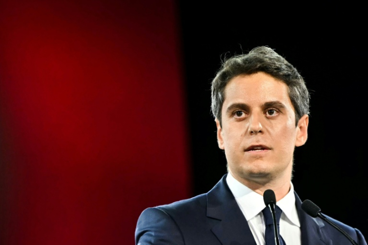 Gabriel Attal, secrétaire général du parti Renaissance et candidat à la présidentielle de 2027, prononce un discours sur scène lors d'un meeting politique, à Paris, le 30 mai 2026 ( AFP / LOU BENOIST )