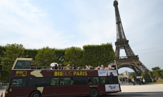 Un car de touristes à Paris, le 13 août 2025 ( AFP / Bertrand GUAY )