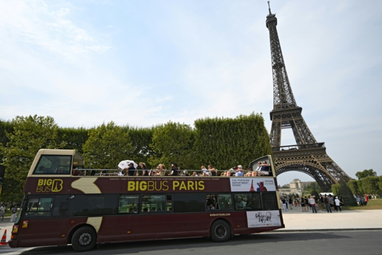 Un car de touristes à Paris, le 13 août 2025 ( AFP / Bertrand GUAY )
