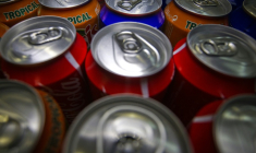 (ARCHIVES) - Photo d'archives prise le 08 septembre 2011 à Paris de cannettes de differents sodas. L'Assemblée nationale a approuvé le 21 octobre 2011 l'instauration d'une taxe sur les sodas, au montant doublé par rapport au projet initial du gouvernement, et a aussi instauré une taxe sur les boissons contenant des édulcorants de synthèse, lors du débat sur le budget 2012.   La taxe sur les sodas, de deux centimes par cannette, rapportera 240 millions d'euros, dont la moitié financera la réduction des charges sociales dans l'agriculture, et celle sur les édulcorants 40 millions d'euros, destinés aussi à l'agriculture. AFP PHOTO JOEL SAGET ( AFP / JOEL SAGET )