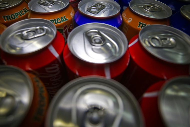 (ARCHIVES) - Photo d'archives prise le 08 septembre 2011 à Paris de cannettes de differents sodas. L'Assemblée nationale a approuvé le 21 octobre 2011 l'instauration d'une taxe sur les sodas, au montant doublé par rapport au projet initial du gouvernement, et a aussi instauré une taxe sur les boissons contenant des édulcorants de synthèse, lors du débat sur le budget 2012.   La taxe sur les sodas, de deux centimes par cannette, rapportera 240 millions d'euros, dont la moitié financera la réduction des charges sociales dans l'agriculture, et celle sur les édulcorants 40 millions d'euros, destinés aussi à l'agriculture. AFP PHOTO JOEL SAGET ( AFP / JOEL SAGET )