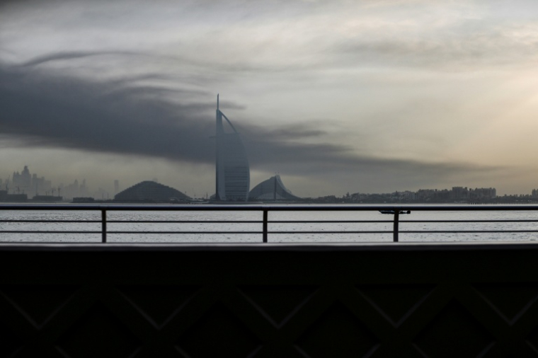 De la fumée s'élève au-dessus de Dubai, le 13 mars 2026 ( AFP / - )