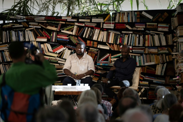 L'auteur canado-haïtien Thélyson Orélien, au centre, au 28e festival de littérature de Manosque, dans le sud de la France, le 234 septembre 2026 ( AFP / JOEL SAGET )