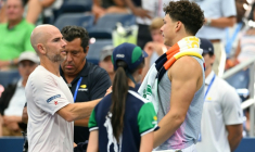 Ben Shelton (à droite) et le Français Adrian Mannarino après l'abandon sur blessure de l'Américain au troisième tour de l'US Open le 29 aoîut 2025 à New York ( AFP / ANGELA WEISS )