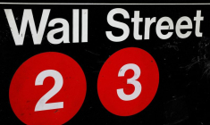Un panneau indiquant la station de métro Wall Street est visible dans le quartier financier de New York