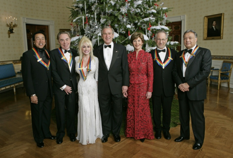 Dolly Parton à la Maison Blanche en compagnie du présdient George W. Bush et de sa femme Laura Bush, le chanteur Smokey Robinson, le compositeur Andrew LLoyd Webber, le réalisateur Steven Spielberg et le chef d'orchestre Zubin Mehta, le 3 décembre 2026 ( THE WHITE HOUSE / ERIC DRAPER )