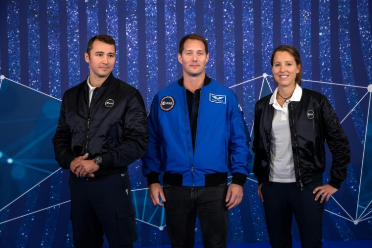 Les astronautes français Arnaud Prost (g), Thomas Pesquet (c) et Sophie Adenot (s), lors d'une cérémonie de présentation des cinq nouvelles recrues astronautes de carrière de l'Agence spatiale européenne à Paris, le 23 novembre 2022 ( AFP / JOEL SAGET )