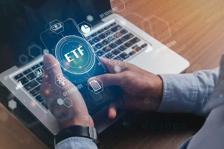 Le logo ETF sur le smartphone d'un investisseur. (Crédits: Adobe Stock)