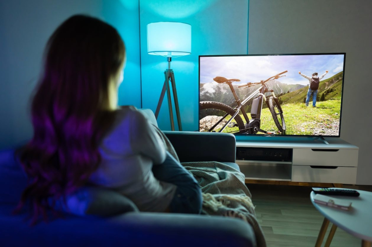 Il existe des cas où l'on est dispensé de payer une redevance TV ( Crédits: © Andrey Popov - stock.adobe.com)