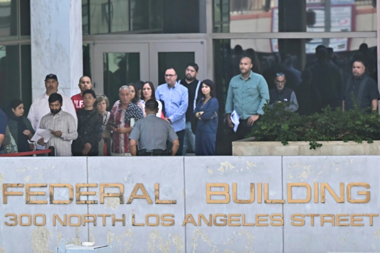 Une file d'attente pour entrer dans un bâtiment fédéral de Los Angeles, en Californie, au premier jour de la paralysie budgétaire qui gèle une partie des services fédéraux, le 1er octobre 2025 ( AFP / Frederic J. Brown )