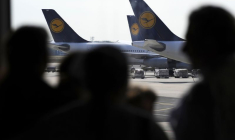 La silhouette de passagers près d'avions de Lufthansa à l'aéroport de Francfort