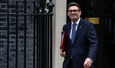 Le Premier ministre britannique Andy Burnham quitte Downing Street, à l'issue d'une réunion du cabinet avant la présentation par le ministre des Finances John Healey du budget annuel du gouvernement au Parlement dans la journée, le 28 octobre 2026 à Londres ( AFP / Henry NICHOLLS )