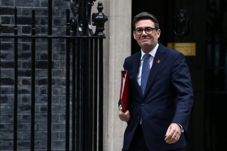 Le Premier ministre britannique Andy Burnham quitte Downing Street, à l'issue d'une réunion du cabinet avant la présentation par le ministre des Finances John Healey du budget annuel du gouvernement au Parlement dans la journée, le 28 octobre 2026 à Londres ( AFP / Henry NICHOLLS )