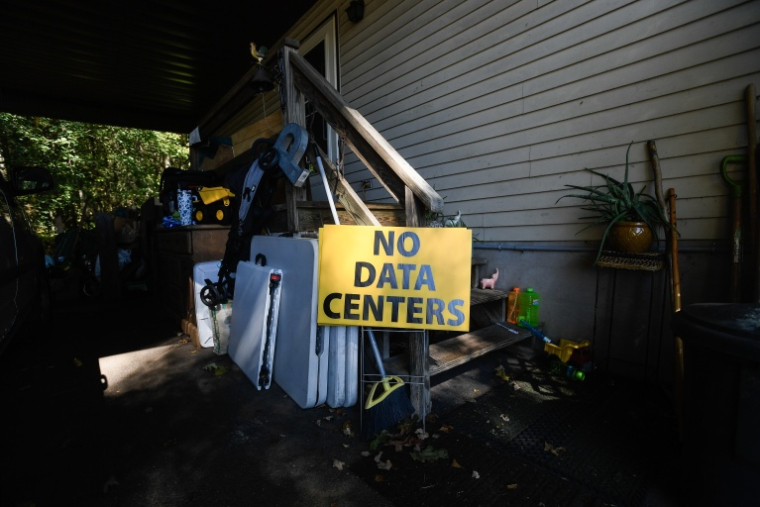 Un panneau "Non au centre de données" près d'un tel projet en Pennsylvanie le 6 octobre 2026 ( AFP / Matthew Hatcher )