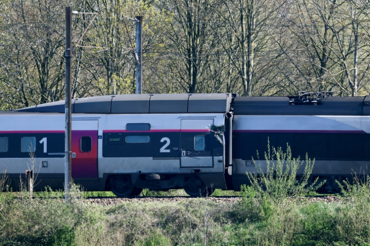 Un wagon endommagé après une collision entre un TGV et un camion à un passage à niveau à Bully-les-Mines, entre Béthune et Lens, le 7 avril 2026 dans le Pas-de-Calais ( AFP / Sameer AL-DOUMY )