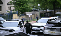 Des agents de sécurité devant l'ambassade d'Israël à Washington, après des tirs près d'un musée juif qui ont fait deux morts, le 22 mai 2025 ( AFP / Brendan SMIALOWSKI )