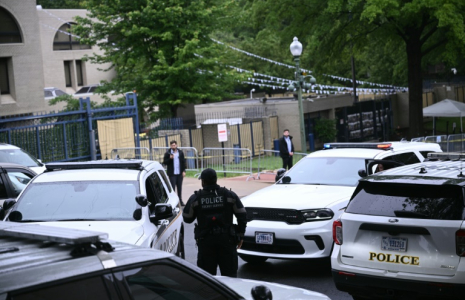 Des agents de sécurité devant l'ambassade d'Israël à Washington, après des tirs près d'un musée juif qui ont fait deux morts, le 22 mai 2025 ( AFP / Brendan SMIALOWSKI )